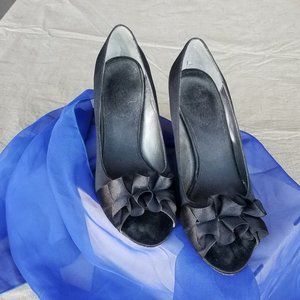 Women's shoes.    Touch of Nina black heels